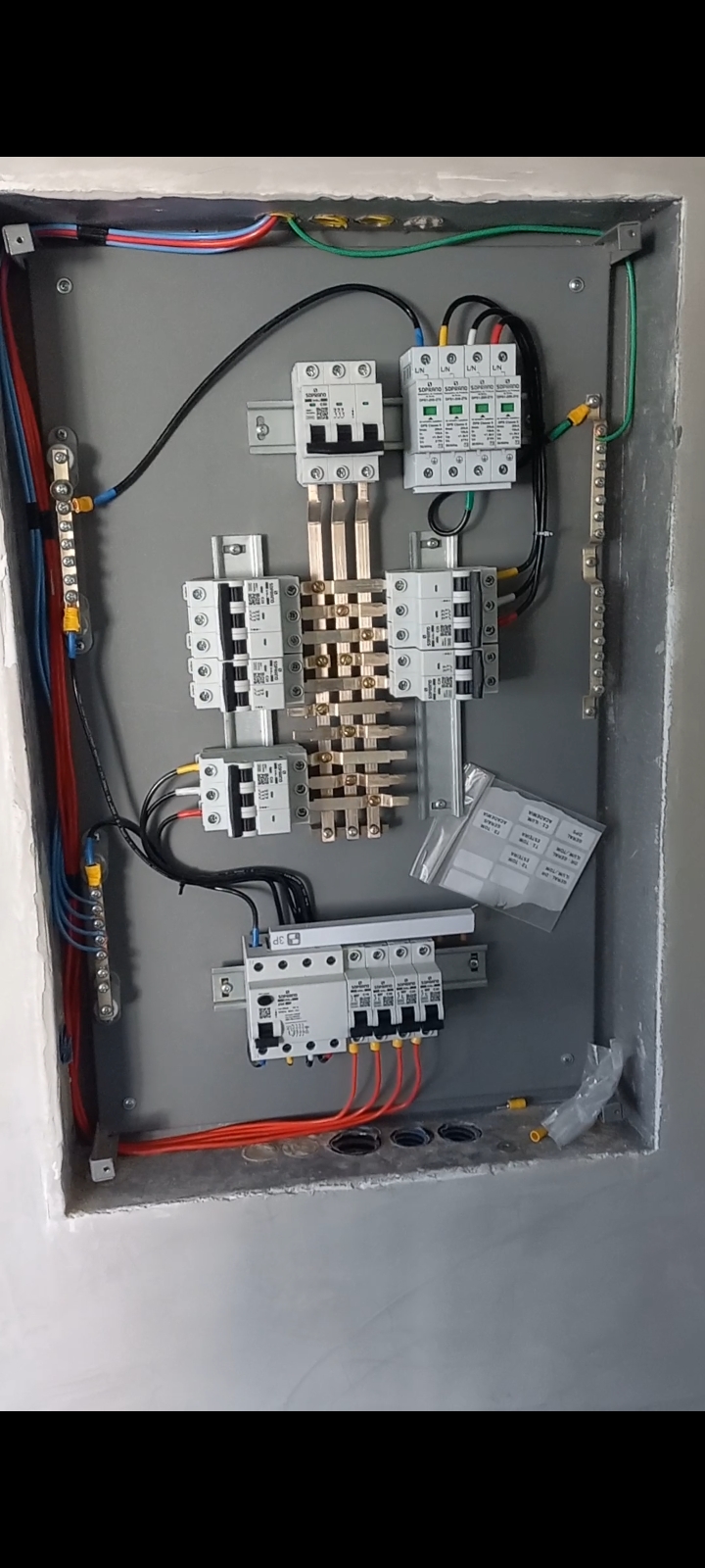 Detalhe de quadro de distribuição montado pela JL Elétrica